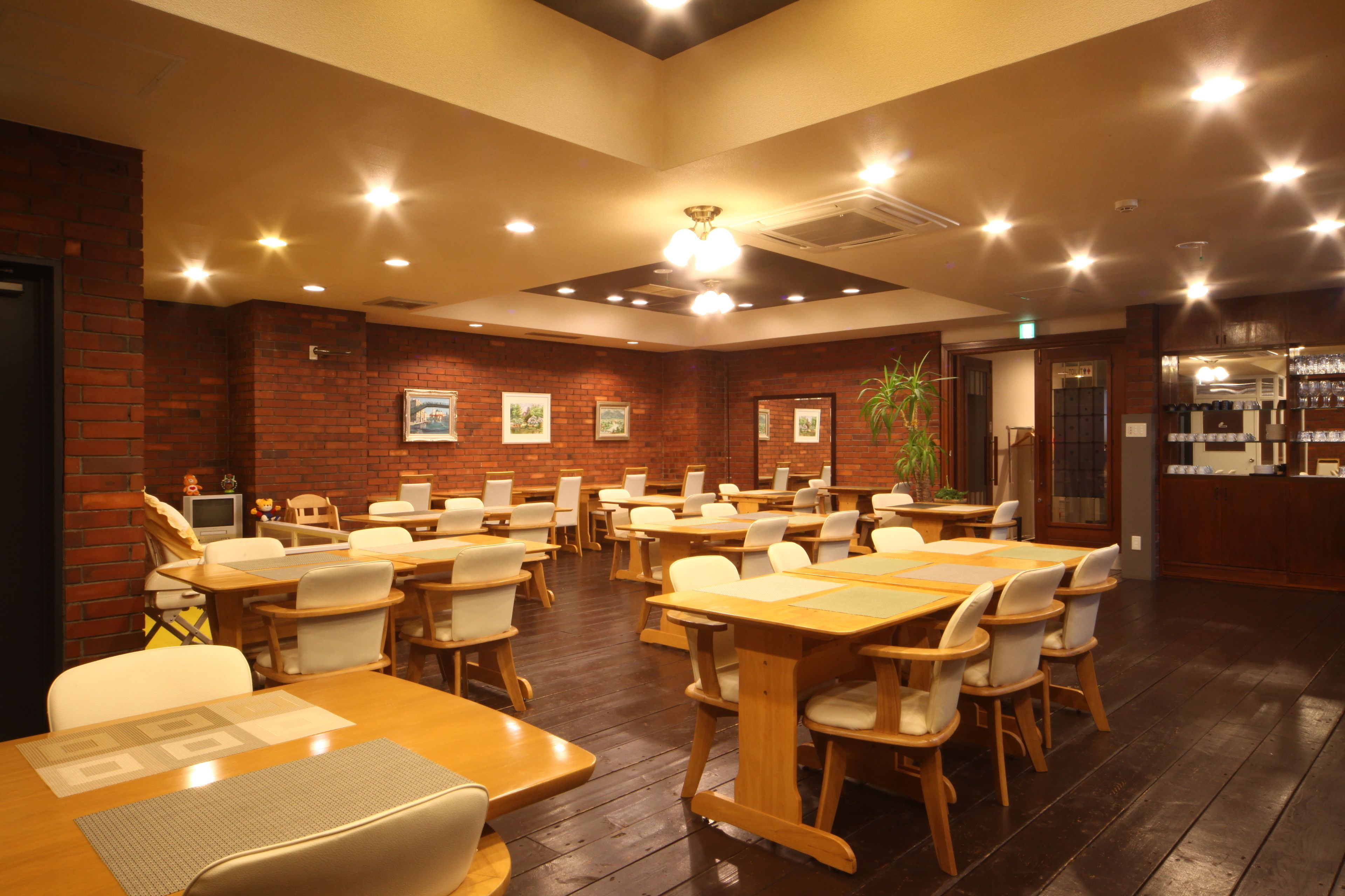 daily buffet breakfast (jpy 850 per person)