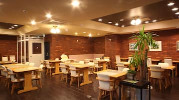 Daily buffet breakfast (JPY 850 per person)