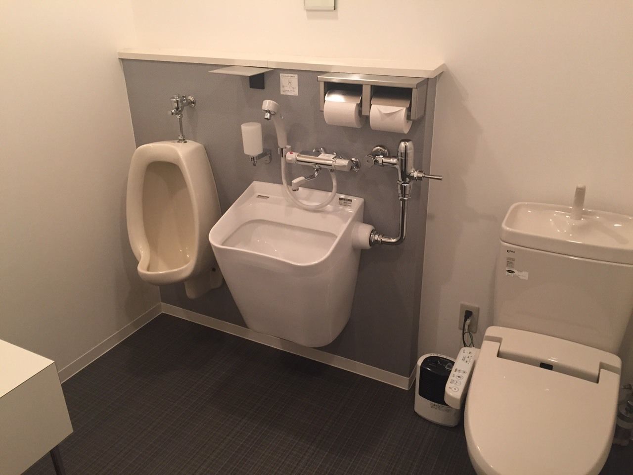 combined shower/bathtub, deep-soaking bathtub, free toiletries