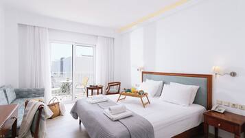 Deluxe tweepersoonskamer, uitzicht op zee | Geluiddichte muren, gratis wifi, beddengoed