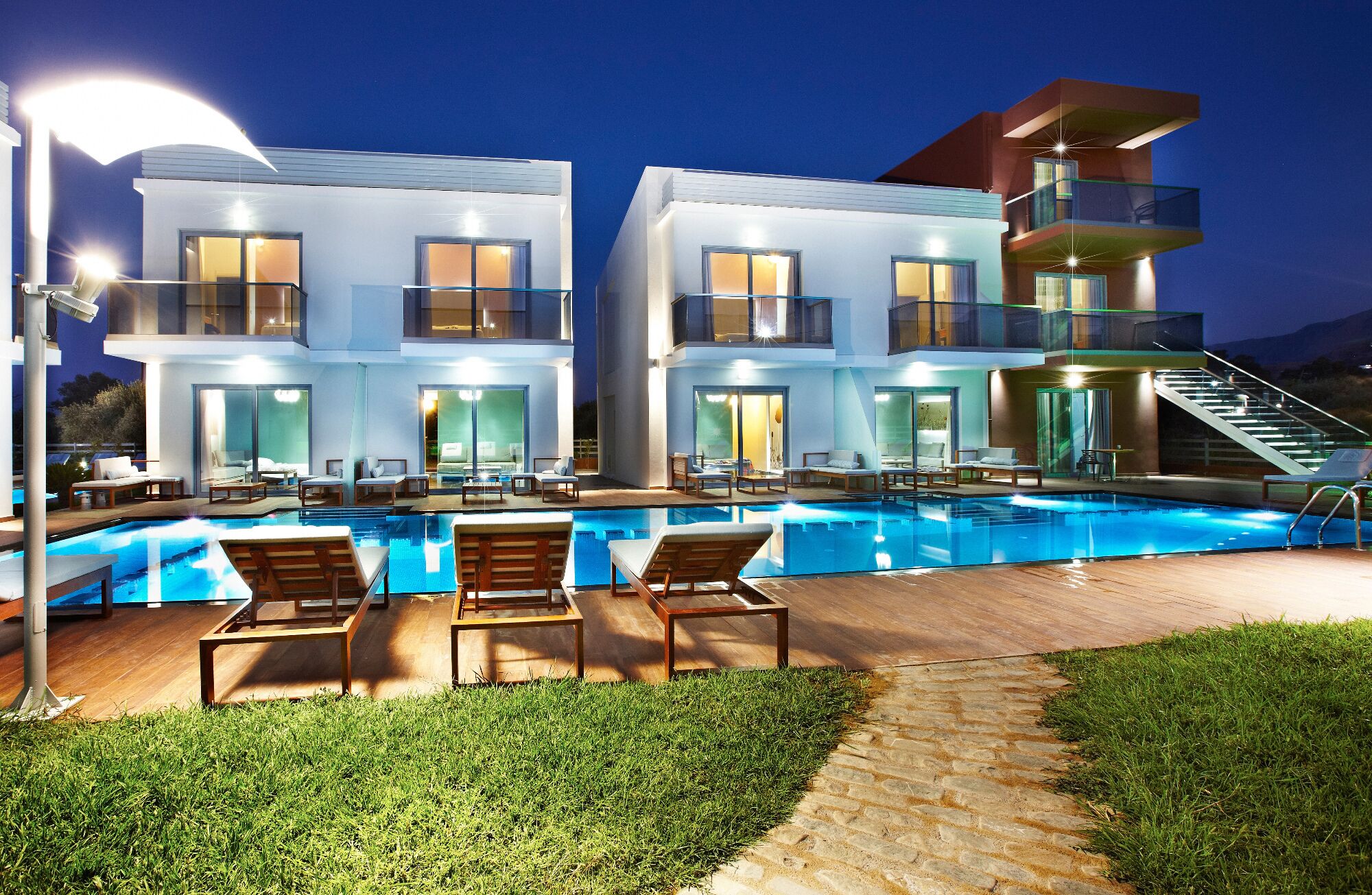 Villa with Sharing Pool | خزنة داخل الغرفة وستائر تعتيم وتجهيزات عازلة للصوت وواي فاي مجانًا