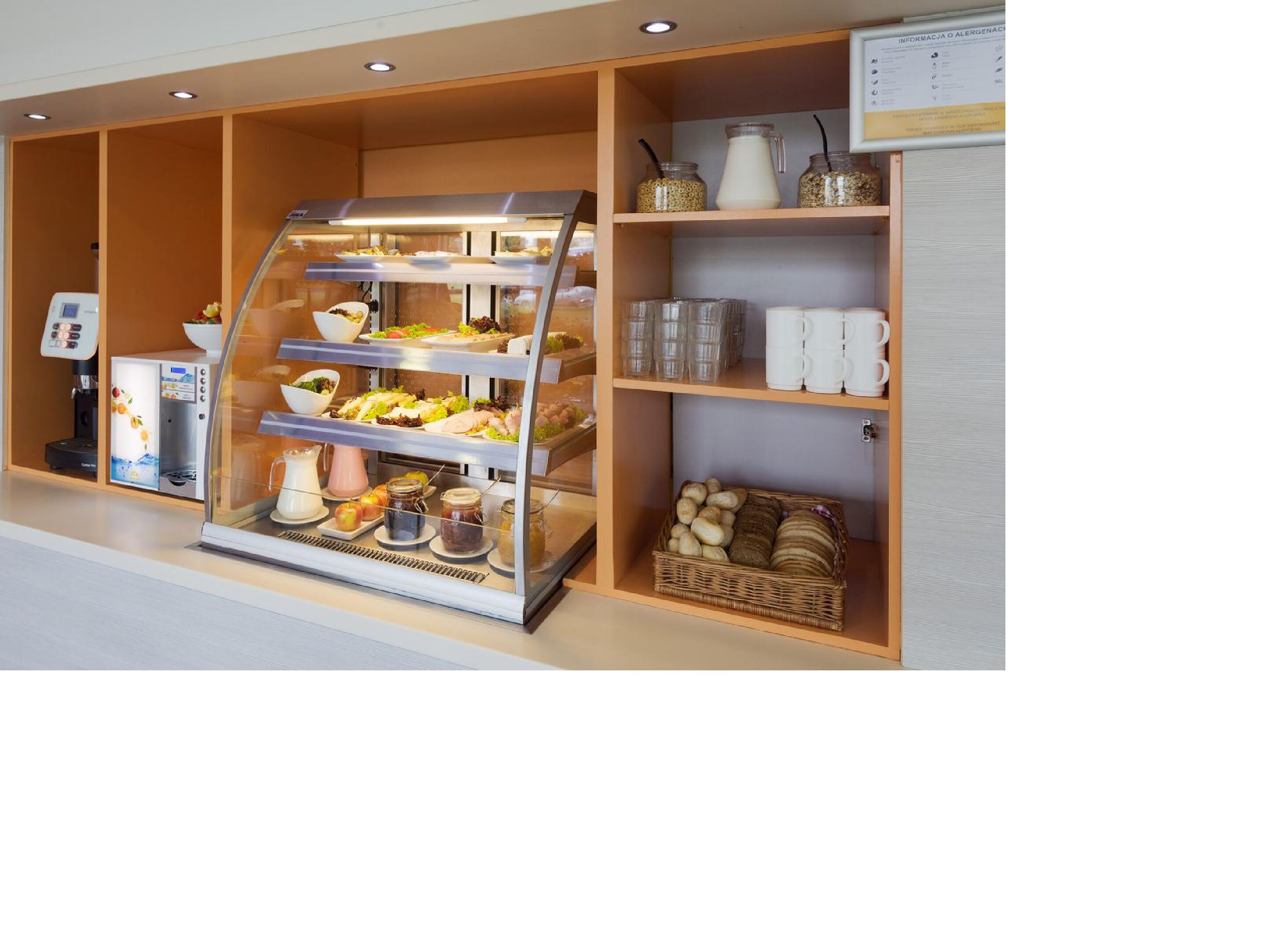 daily buffet breakfast (pln 35 per person)