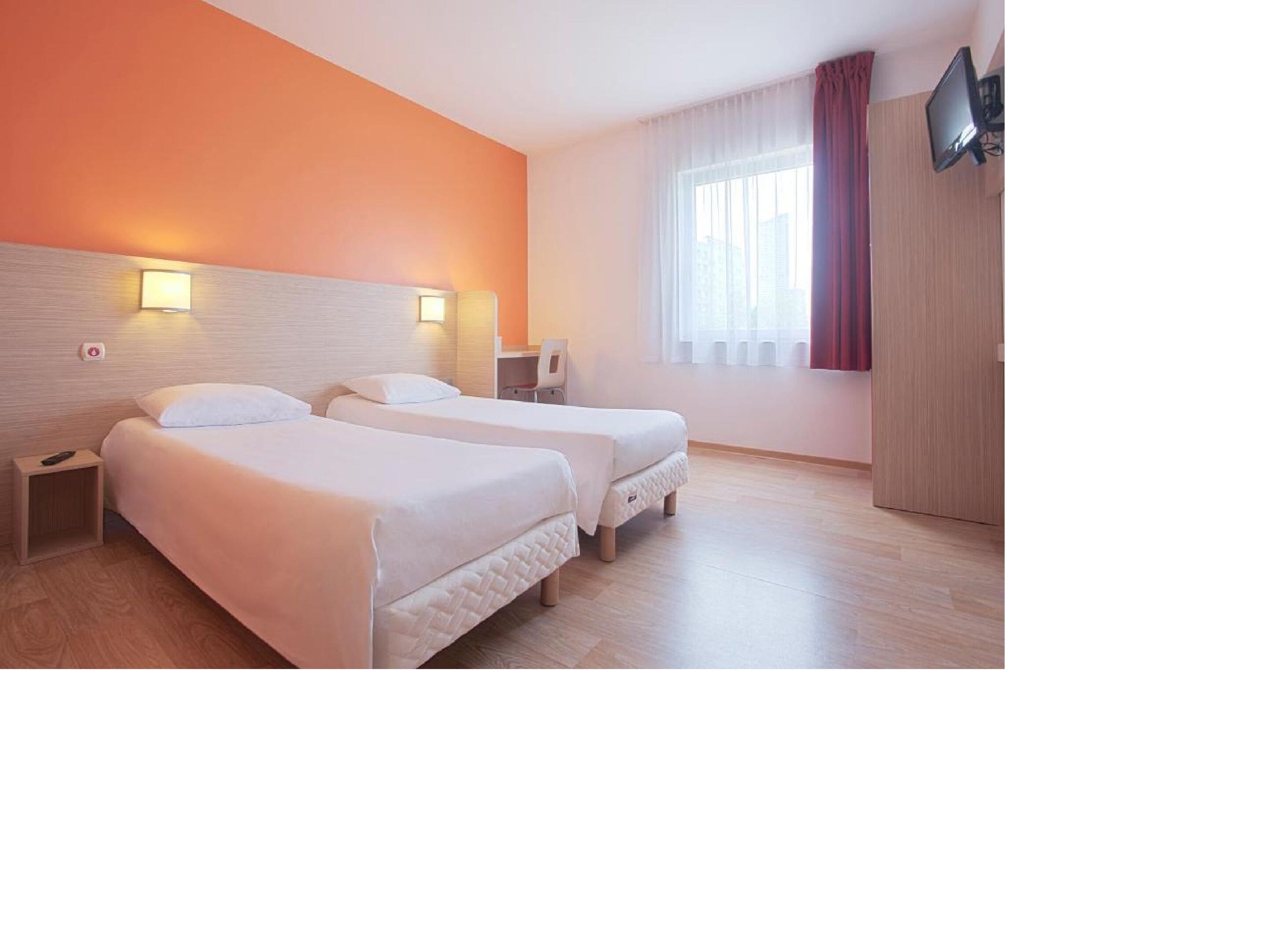 standard room, 2 single beds | desk, blackout curtains, soundproofing, free cots/infant beds