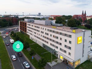 A multi-story hotel with a modern design, featuring a prominent 'HOTEL PREMIERE CLASSE' sign on the roof. - Hotel Premiere Classe Wroclaw Centrum (Wroclaw)