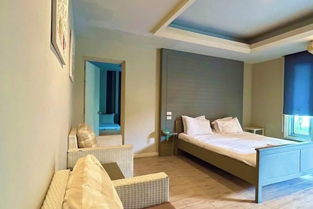Desk, WiFi (free), bed sheets
