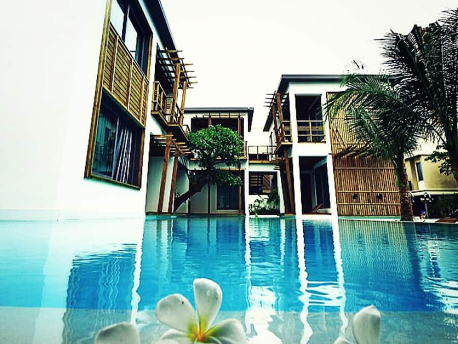 Piscina externa, espreguiçadeiras