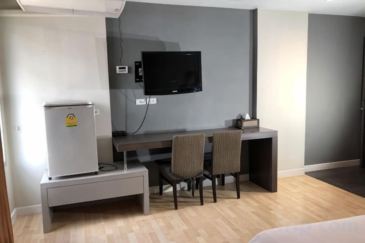 Desk, WiFi (free), bed sheets