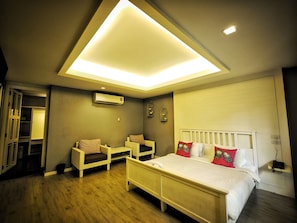 Desk, free WiFi, bed sheets - Paragon Inn (Bang Phli)