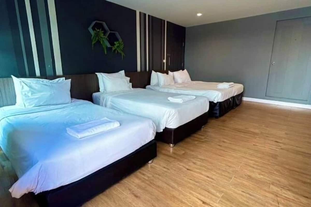 Escritorio, wifi gratis y ropa de cama