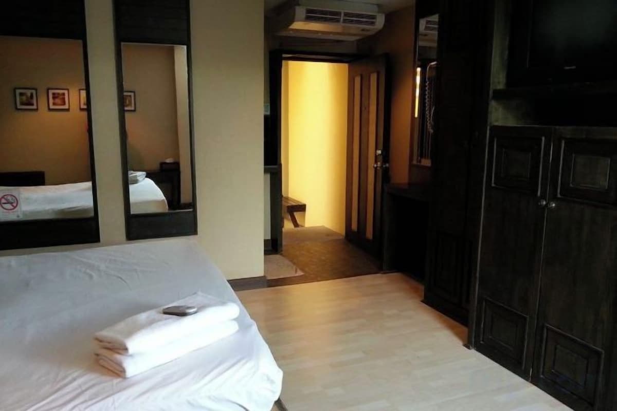 Desk, WiFi (free), bed sheets