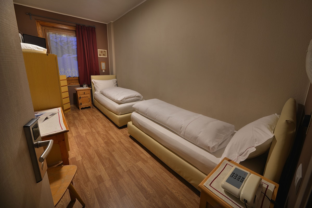 Chambre Double Ăconomique | Coffres-forts dans les chambres, bureau, Wi-Fi gratuit, draps fournis
