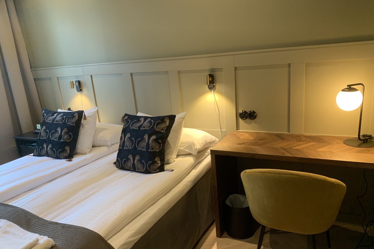 Premium bedding, pillowtop beds, desk, blackout drapes