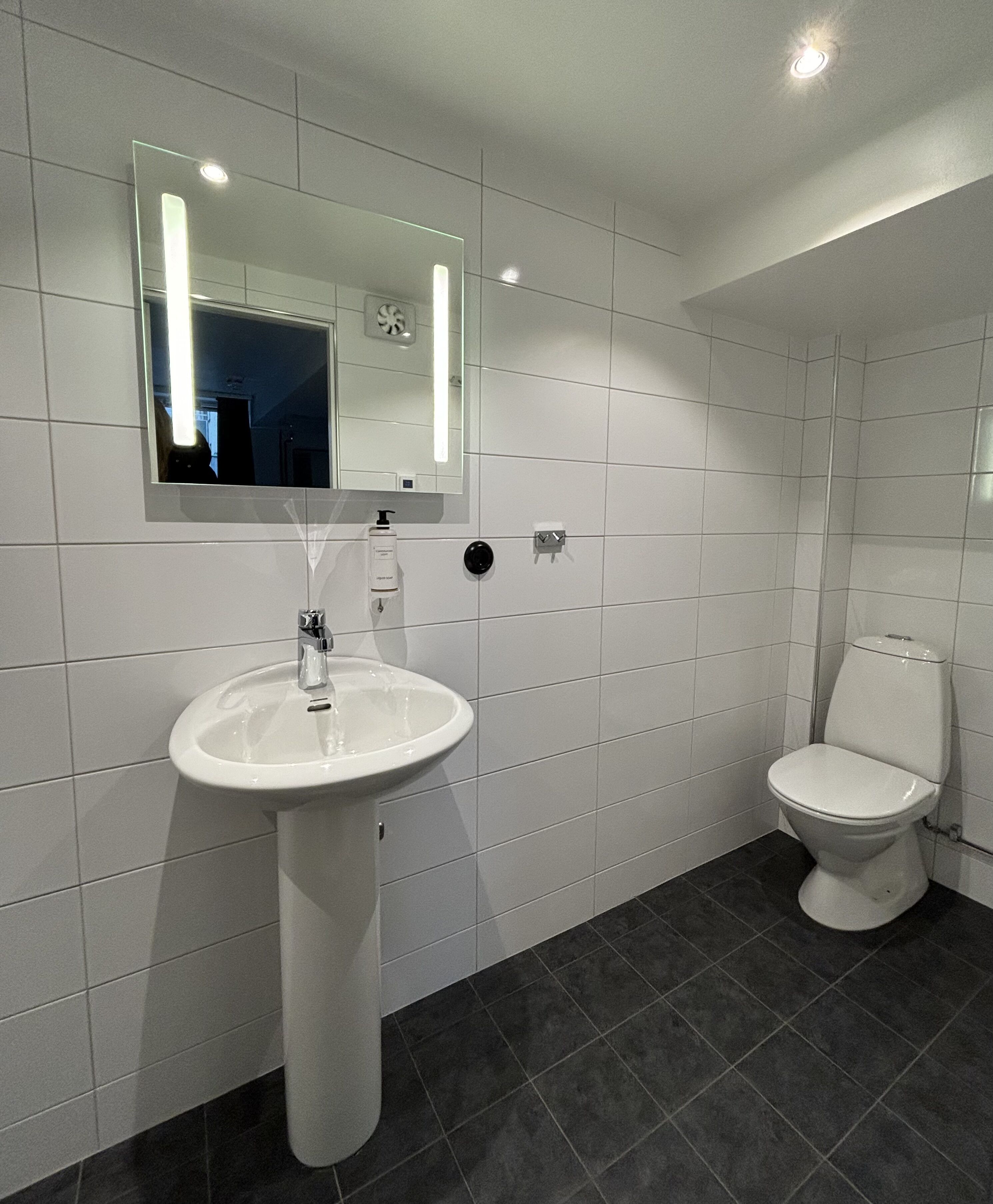 twin room basic in our annex (own entrance from the backyard) | bathroom | shower, hair dryer, heated floors, towels