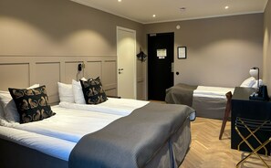 Family Room with three beds | Premium bedding, pillowtop beds, individually decorated - Hotell Esplanad (Växjö)