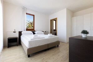 Superior Condo | Memory-foam beds, in-room safe, soundproofing, free WiFi - Residence La Corte Danese (Torri del Benaco)