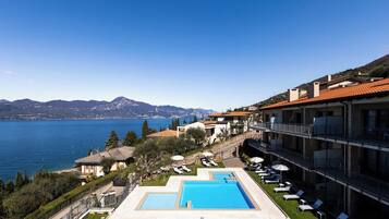 Außenpool, Sonnenschirme, Liegestühle