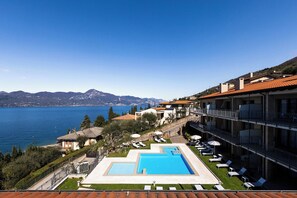 Outdoor pool, pool umbrellas, sun loungers - Residence La Corte Danese (Torri del Benaco)