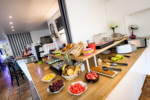 Tägliches Frühstücksbuffet gegen Gebühr