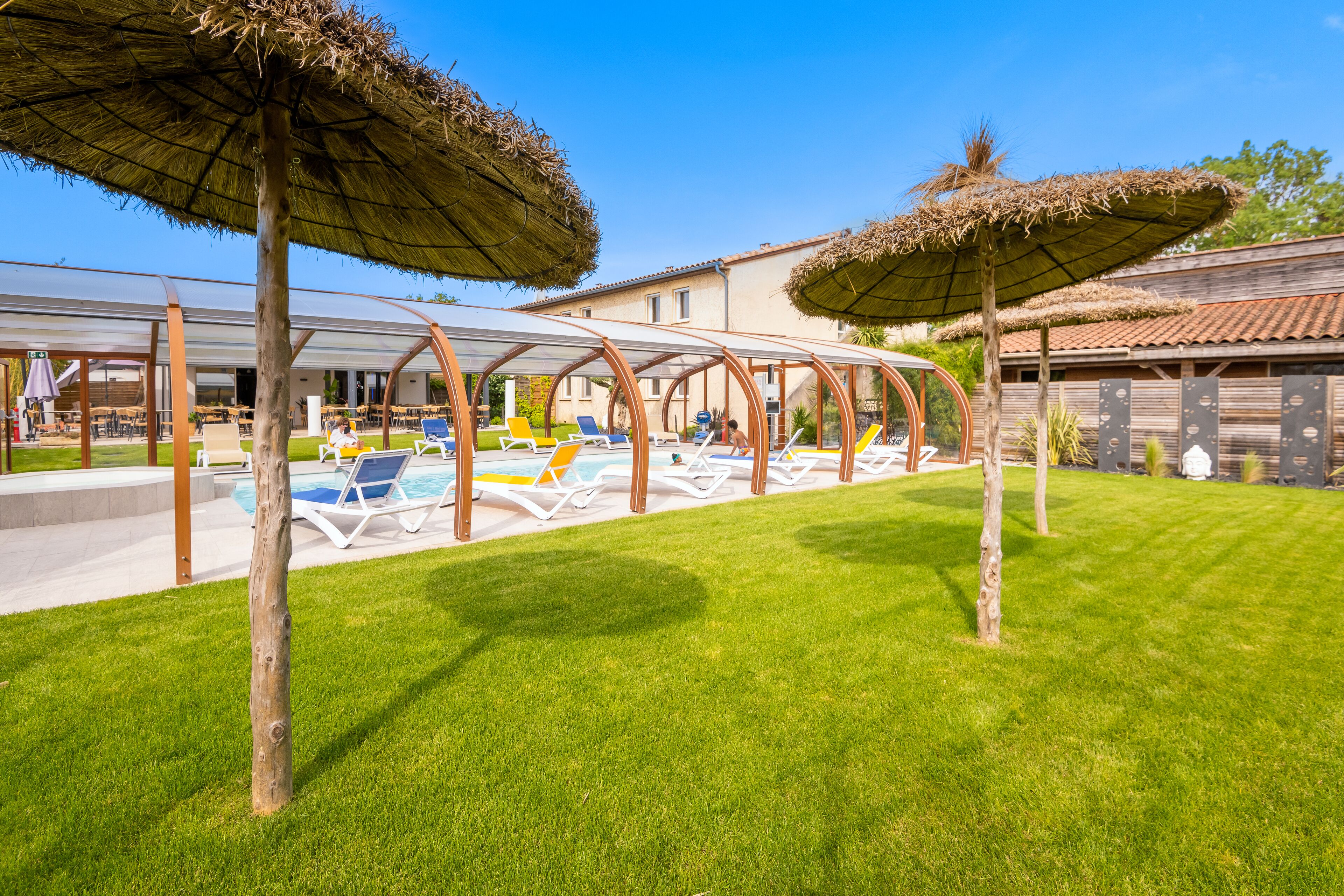 Piscine couverte, piscine extérieure