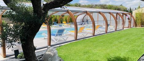 Una piscina techada, una piscina al aire libre