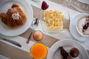 Petit déjeuner buffet (8.00 EUR par personne)