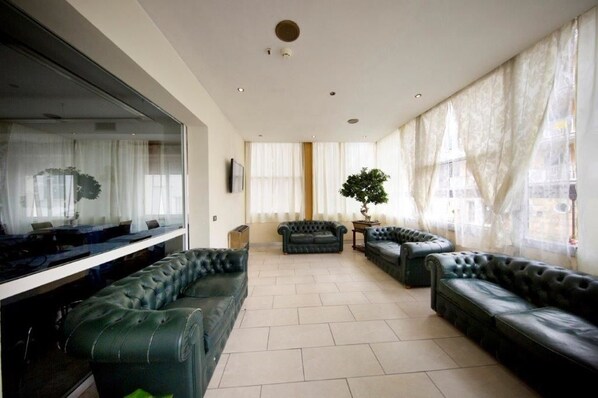 Coin salon dans le hall