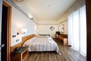 Phòng 3 | Minibar, két bảo mật tại phòng, bàn 
