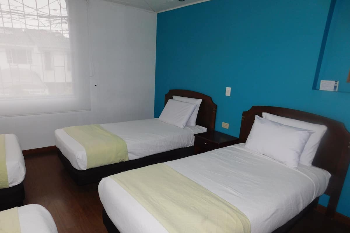 Habitación triple 3 camas sencillas | Una cassaforte in camera, Wi-Fi gratuito, lenzuola