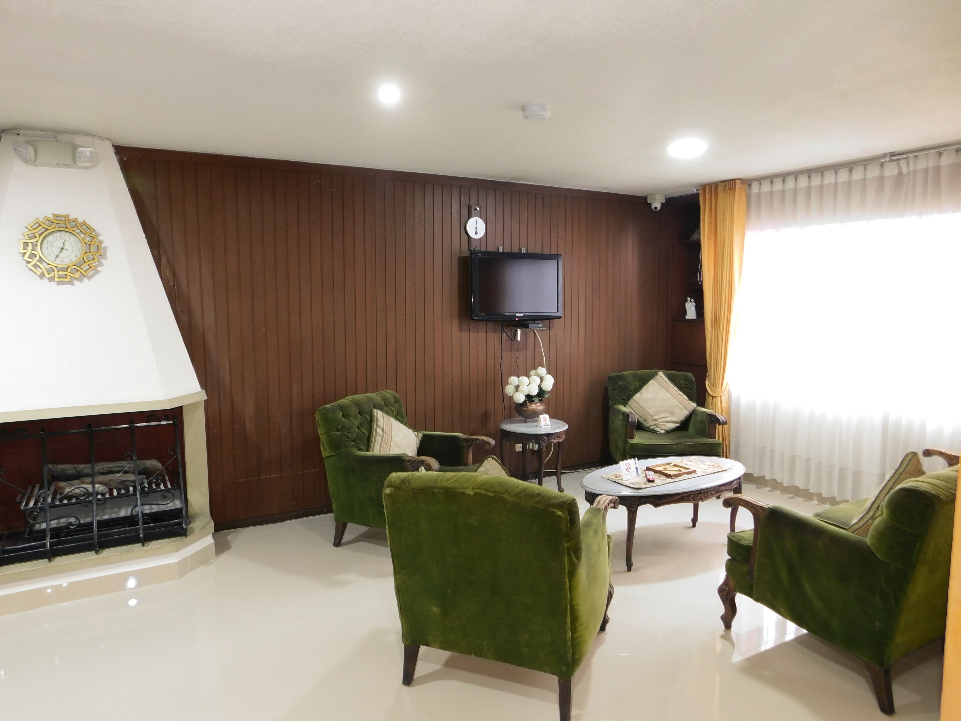 42-吋電視，提供有線頻道