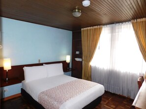 In-room safe, free WiFi, bed sheets - Hotel Casa Navi (Bogotá)