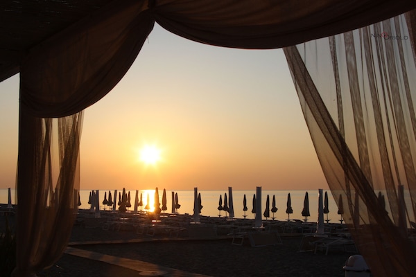 Private beach, free beach shuttle, sun-loungers, beach umbrellas
