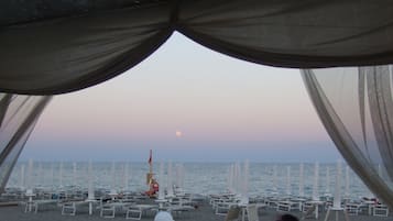 Plage privée, navette gratuite vers la plage, chaises longues, parasols