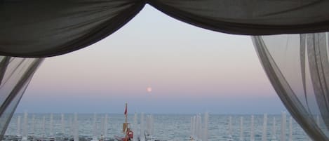 Plage privée, navette gratuite vers la plage, chaises longues, parasols