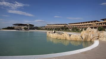 Außenpool (je nach Saison geöffnet), Sonnenschirme, Liegestühle