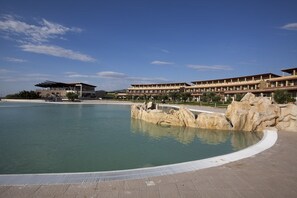 Sesongbasert utendørsbasseng, bassengparasoller og solsenger