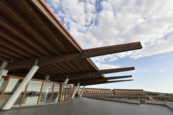 Un bâtiment moderne doté d’un toit plat et de grandes fenêtres.
