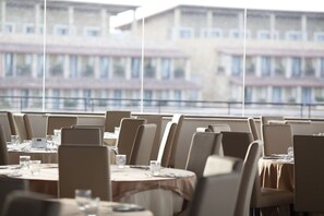 2 restaurants, serveren ontbijt, lunch, diner, Italiaanse gerechten