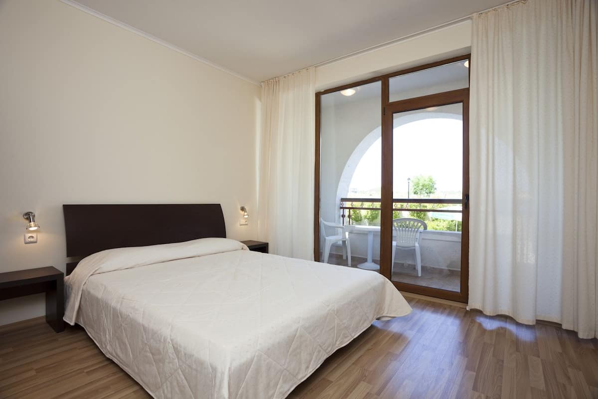 Iron/ironing board, free cots/infant beds