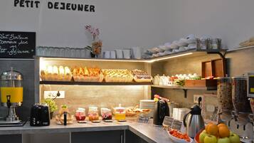 Daily full breakfast (EUR 14 per person)