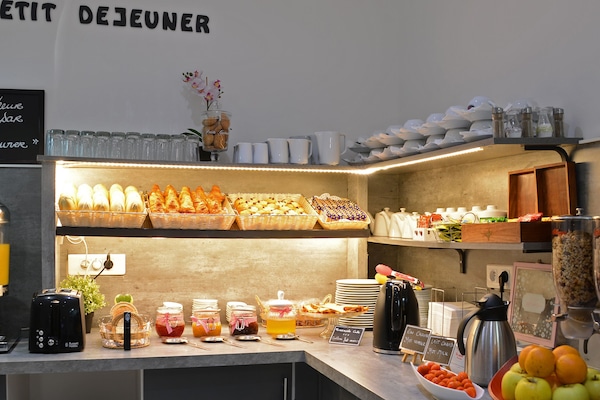 Se ofrece un desayuno completo todos los días (por un coste adicional)