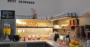 Petit-déjeuner buffet (13 EUR par personne)