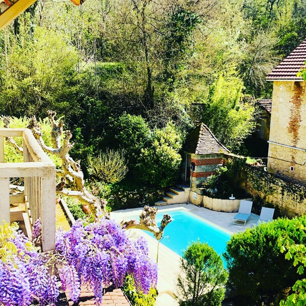 Una piscina al aire libre