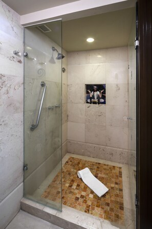 Shower, rainfall showerhead, free toiletries, hair dryer