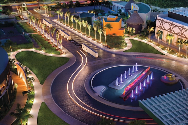 施設の正面 (日没後)