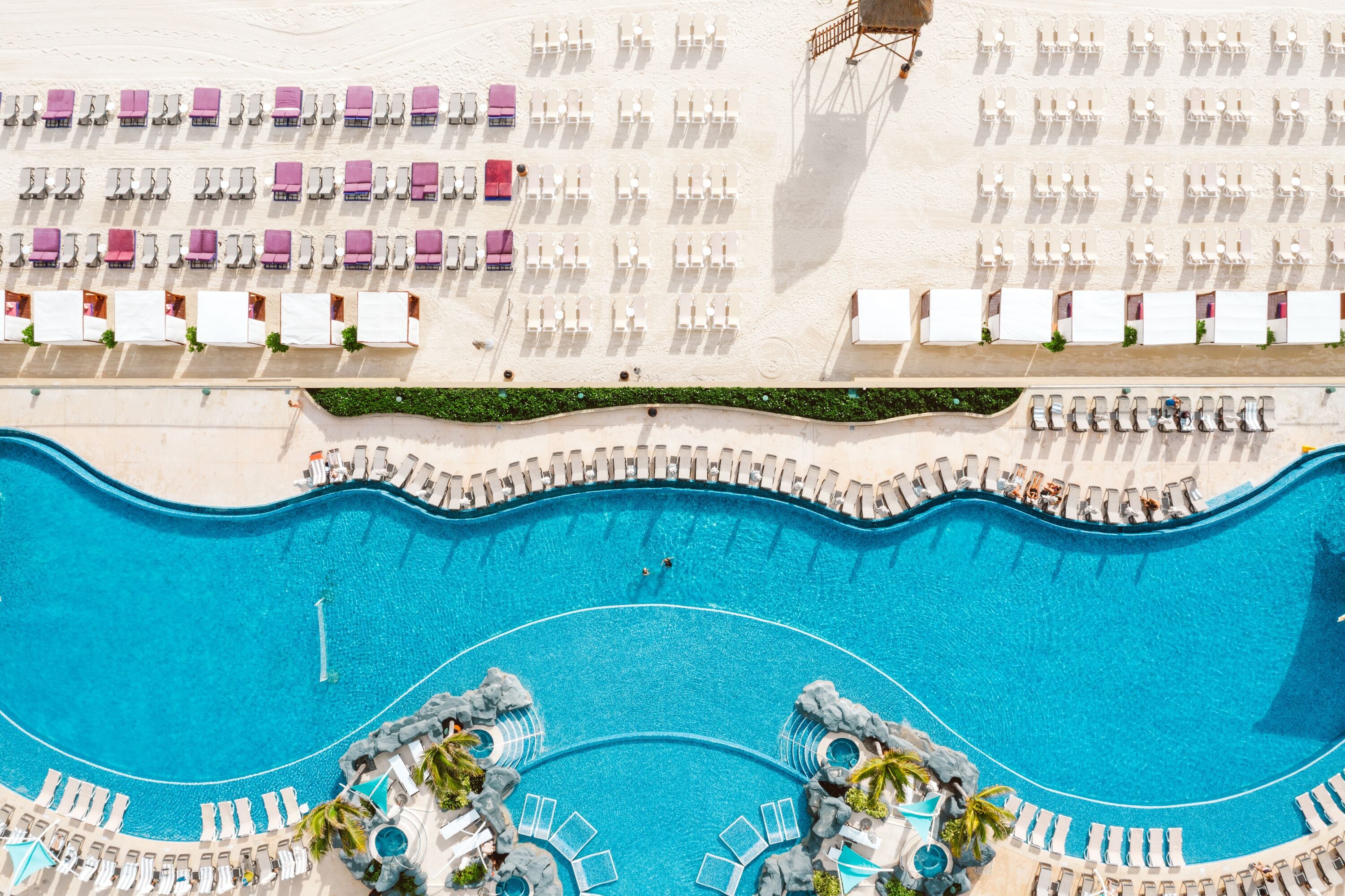 Piscine extérieure, parasols de plage, chaises longues