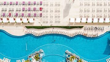 Piscine extérieure, parasols de plage, chaises longues