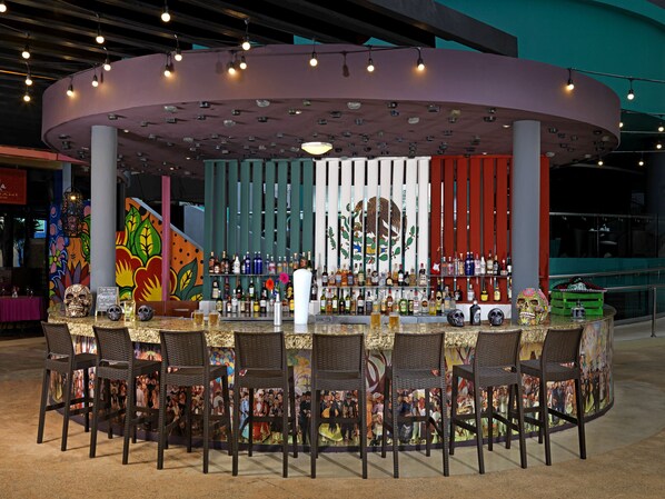 6 bares o lounges, 2 bares en la alberca 