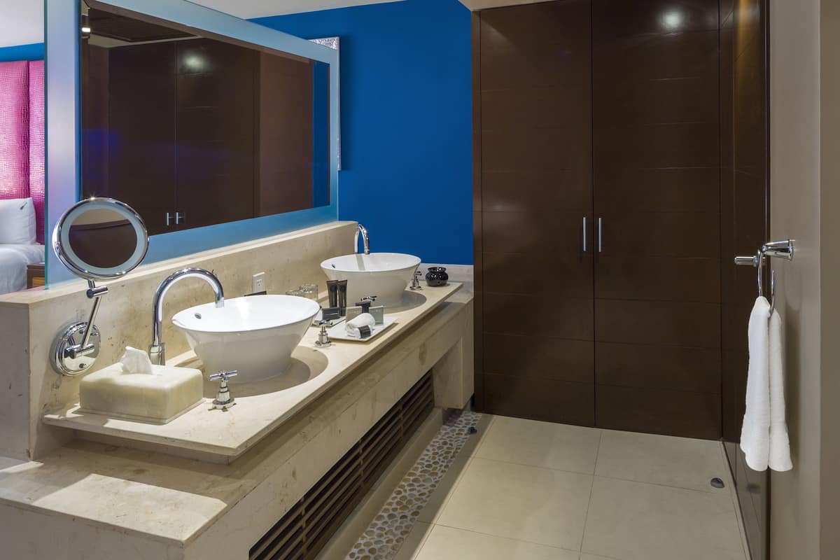 1 bedroom, premium bedding, down comforters, free minibar