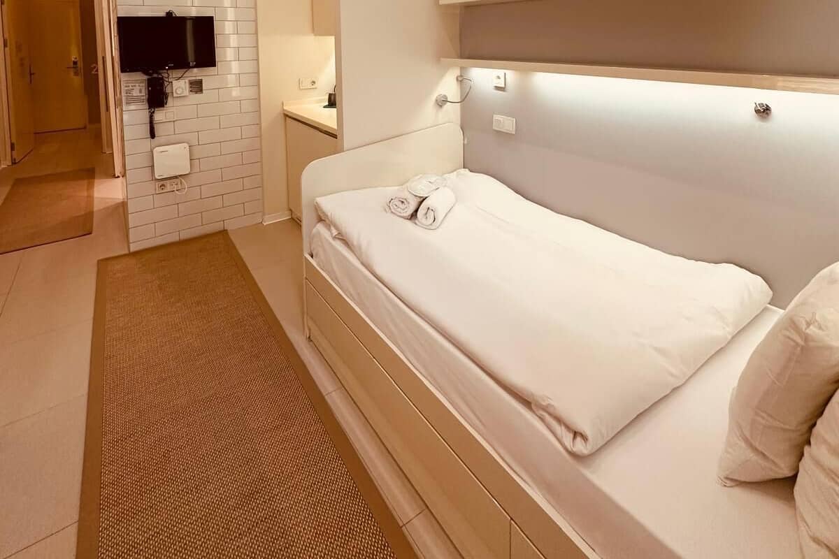 Quarto solteiro standard, barras de apoio para banheira | Cofres nos quartos, escrivaninha, quartos à prova de som