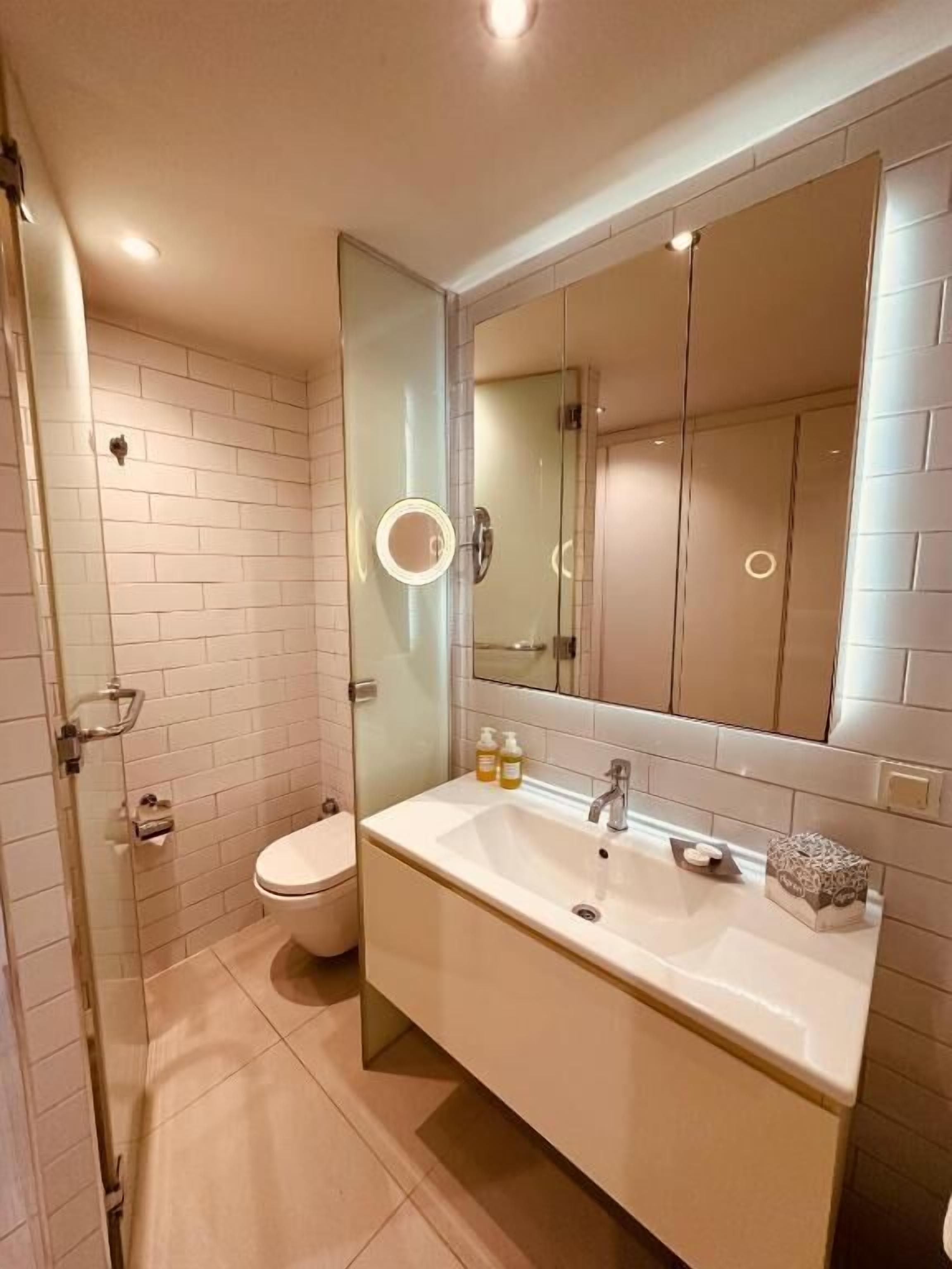 Dusche, Regendusche, Hausschuhe, Handtücher